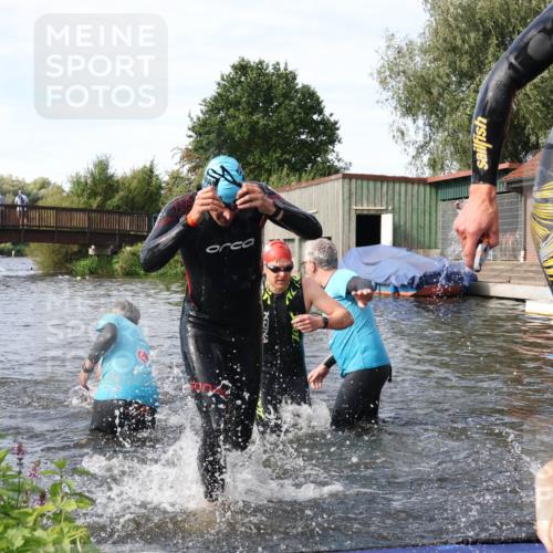 31.08.2025 - Elbe Triathlon Hamburg Luisa Fischer http://msf.ph/oto/8683508 31.08.2025 10:18:01 Schwimmen 1129, 1145, 1148 meine-sportfotos.de