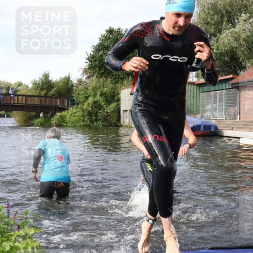 31.08.2025 - Elbe Triathlon Hamburg Luisa Fischer http://msf.ph/oto/8683511 31.08.2025 10:18:02 Schwimmen 1129, 1145, 1148 meine-sportfotos.de