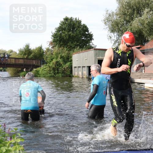 31.08.2025 - Elbe Triathlon Hamburg Luisa Fischer http://msf.ph/oto/8683515 31.08.2025 10:18:03 Schwimmen 1129, 1145, 1148 meine-sportfotos.de