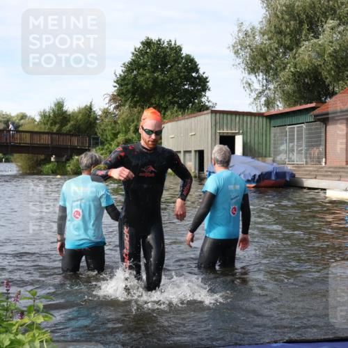 31.08.2025 - Elbe Triathlon Hamburg Luisa Fischer http://msf.ph/oto/8683517 31.08.2025 10:18:05 Schwimmen 1129, 1145, 1148 meine-sportfotos.de