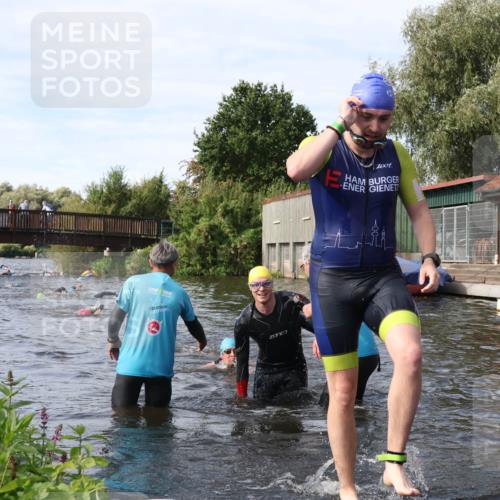 31.08.2025 - Elbe Triathlon Hamburg Luisa Fischer http://msf.ph/oto/8683559 31.08.2025 10:18:45 Schwimmen 1025, 1160, 1191 meine-sportfotos.de