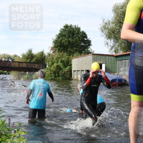 31.08.2025 - Elbe Triathlon Hamburg Luisa Fischer http://msf.ph/oto/8683562 31.08.2025 10:18:46 Schwimmen 1025, 1160, 1191 meine-sportfotos.de