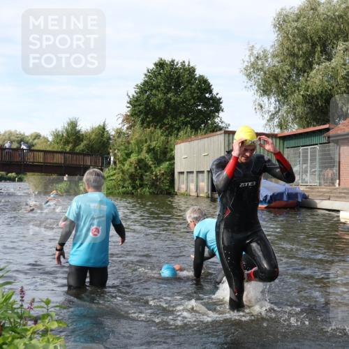 31.08.2025 - Elbe Triathlon Hamburg Luisa Fischer http://msf.ph/oto/8683563 31.08.2025 10:18:46 Schwimmen 1025, 1160, 1191 meine-sportfotos.de