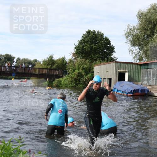 31.08.2025 - Elbe Triathlon Hamburg Luisa Fischer http://msf.ph/oto/8683613 31.08.2025 10:19:12 Schwimmen 1123, 1128, 1183, 1202 meine-sportfotos.de