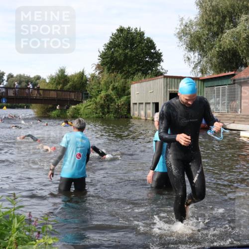 31.08.2025 - Elbe Triathlon Hamburg Luisa Fischer http://msf.ph/oto/8683644 31.08.2025 10:19:28 Schwimmen 1155, 1187, 1209 meine-sportfotos.de