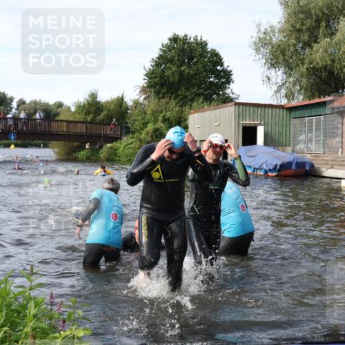 31.08.2025 - Elbe Triathlon Hamburg Luisa Fischer http://msf.ph/oto/8683663 31.08.2025 10:19:35 Schwimmen 1155, 1164, 1209 meine-sportfotos.de
