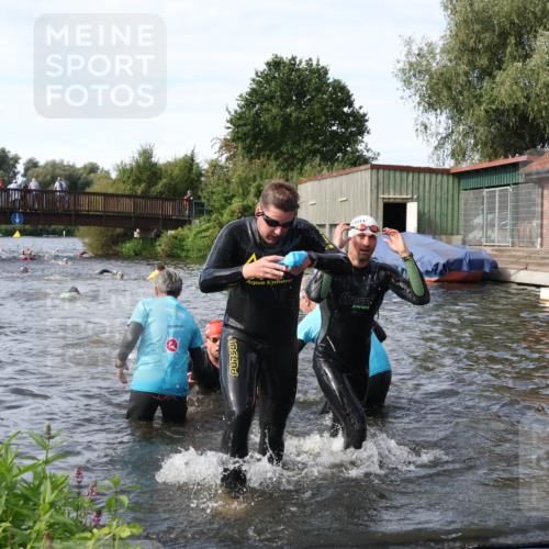 31.08.2025 - Elbe Triathlon Hamburg Luisa Fischer http://msf.ph/oto/8683665 31.08.2025 10:19:35 Schwimmen 1155, 1164, 1209 meine-sportfotos.de
