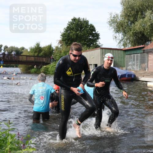 31.08.2025 - Elbe Triathlon Hamburg Luisa Fischer http://msf.ph/oto/8683667 31.08.2025 10:19:35 Schwimmen 1155, 1164, 1209 meine-sportfotos.de