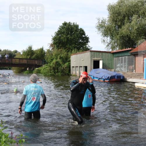 31.08.2025 - Elbe Triathlon Hamburg Luisa Fischer http://msf.ph/oto/8683682 31.08.2025 10:19:41 Schwimmen 1155, 1164, 1209 meine-sportfotos.de