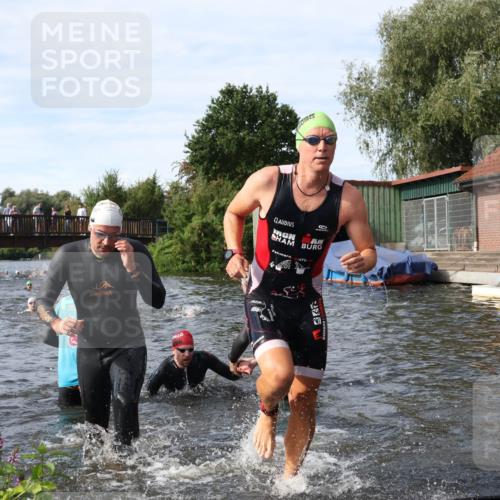 31.08.2025 - Elbe Triathlon Hamburg Luisa Fischer http://msf.ph/oto/8683805 31.08.2025 10:20:33 Schwimmen 1121, 1127, 1140, 1180, 1216, 1224 meine-sportfotos.de