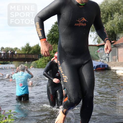 31.08.2025 - Elbe Triathlon Hamburg Luisa Fischer http://msf.ph/oto/8683813 31.08.2025 10:20:35 Schwimmen 1121, 1127, 1140, 1180, 1216, 1224 meine-sportfotos.de