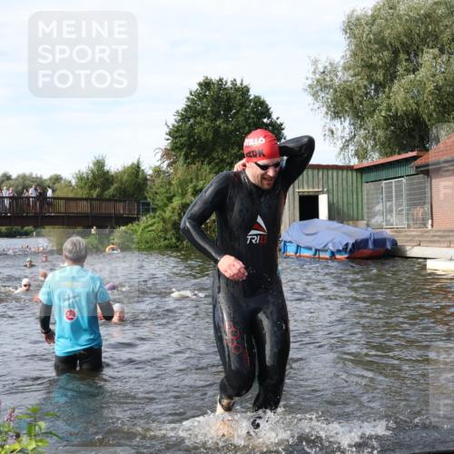 31.08.2025 - Elbe Triathlon Hamburg Luisa Fischer http://msf.ph/oto/8683818 31.08.2025 10:20:36 Schwimmen 1121, 1127, 1180, 1193, 1216, 1224 meine-sportfotos.de