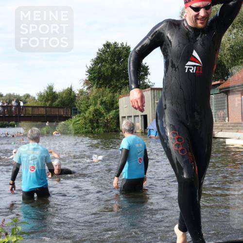 31.08.2025 - Elbe Triathlon Hamburg Luisa Fischer http://msf.ph/oto/8683822 31.08.2025 10:20:37 Schwimmen 1121, 1180, 1190, 1193, 1216 meine-sportfotos.de