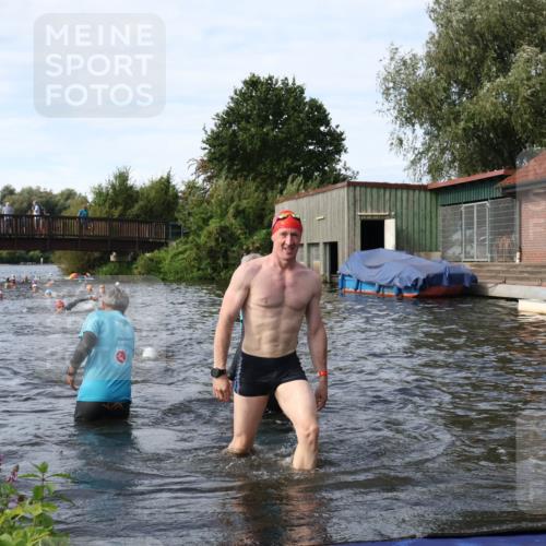 31.08.2025 - Elbe Triathlon Hamburg Luisa Fischer http://msf.ph/oto/8683891 31.08.2025 10:21:00 Schwimmen 1132, 1174, 1241, 1245 meine-sportfotos.de