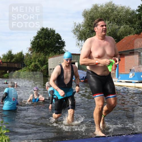 31.08.2025 - Elbe Triathlon Hamburg Luisa Fischer http://msf.ph/oto/8684076 31.08.2025 10:22:14 Schwimmen 1150, 1167, 1221, 1228, 1231, 1235 meine-sportfotos.de
