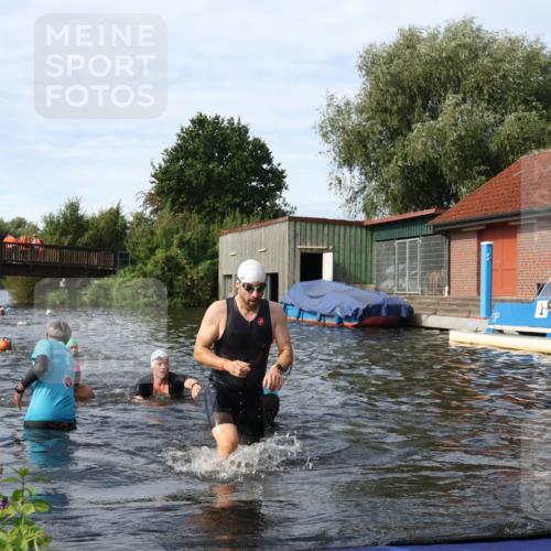 31.08.2025 - Elbe Triathlon Hamburg Luisa Fischer http://msf.ph/oto/8684106 31.08.2025 10:22:25 Schwimmen 1126, 1170, 1235, 1237 meine-sportfotos.de