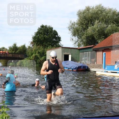 31.08.2025 - Elbe Triathlon Hamburg Luisa Fischer http://msf.ph/oto/8684107 31.08.2025 10:22:25 Schwimmen 1126, 1170, 1235, 1237 meine-sportfotos.de