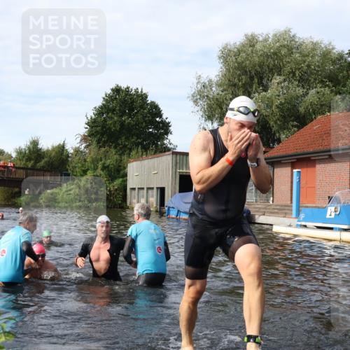 31.08.2025 - Elbe Triathlon Hamburg Luisa Fischer http://msf.ph/oto/8684115 31.08.2025 10:22:27 Schwimmen 1126, 1170, 1237 meine-sportfotos.de