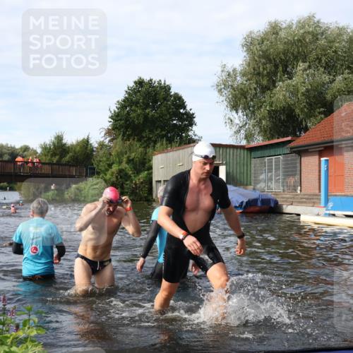 31.08.2025 - Elbe Triathlon Hamburg Luisa Fischer http://msf.ph/oto/8684122 31.08.2025 10:22:30 Schwimmen 1126, 1152, 1170, 1237 meine-sportfotos.de