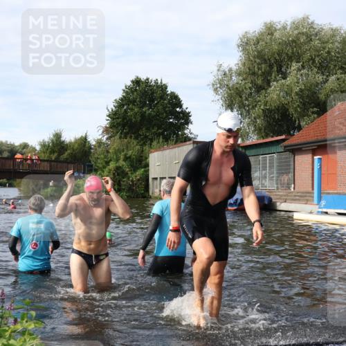 31.08.2025 - Elbe Triathlon Hamburg Luisa Fischer http://msf.ph/oto/8684123 31.08.2025 10:22:30 Schwimmen 1126, 1152, 1170, 1237 meine-sportfotos.de