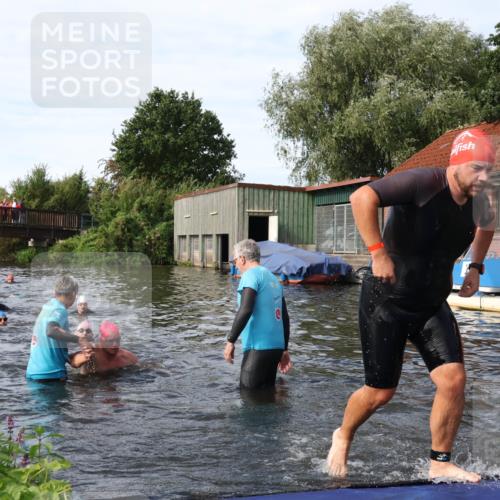 31.08.2025 - Elbe Triathlon Hamburg Luisa Fischer http://msf.ph/oto/8684172 31.08.2025 10:22:58 Schwimmen 1125, 1211, 1220, 1242 meine-sportfotos.de