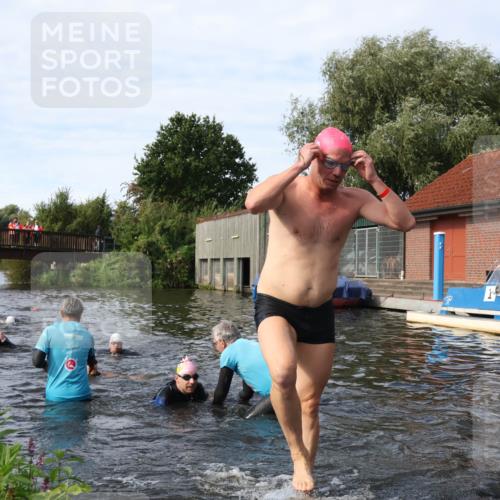 31.08.2025 - Elbe Triathlon Hamburg Luisa Fischer http://msf.ph/oto/8684187 31.08.2025 10:23:03 Schwimmen 1125, 1146, 1211, 1242 meine-sportfotos.de