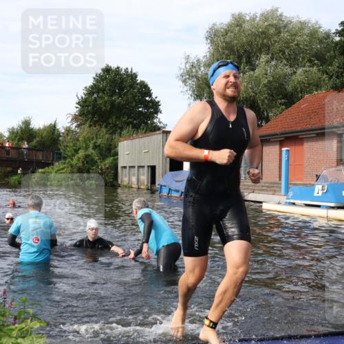31.08.2025 - Elbe Triathlon Hamburg Luisa Fischer http://msf.ph/oto/8684201 31.08.2025 10:23:09 Schwimmen 1135, 1146, 1211, 1222, 1242 meine-sportfotos.de