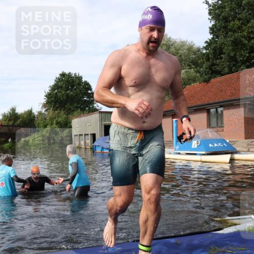 31.08.2025 - Elbe Triathlon Hamburg Luisa Fischer http://msf.ph/oto/8684303 31.08.2025 10:23:59 Schwimmen 1194, 1199 meine-sportfotos.de
