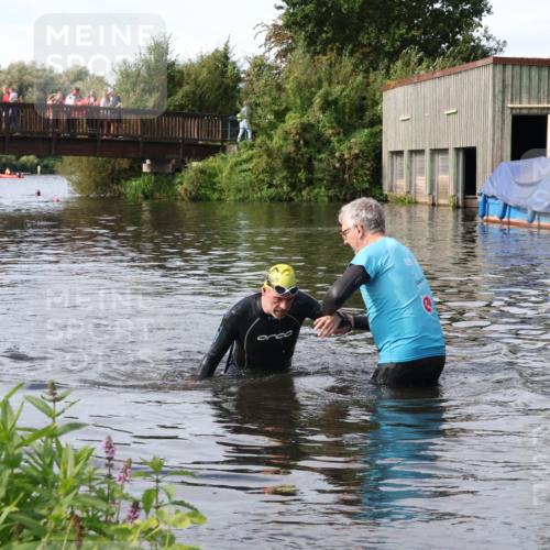 31.08.2025 - Elbe Triathlon Hamburg Luisa Fischer http://msf.ph/oto/8684361 31.08.2025 10:25:40 Schwimmen 1192 meine-sportfotos.de