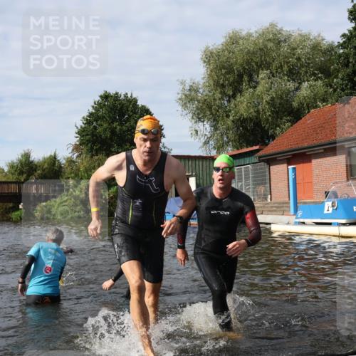 31.08.2025 - Elbe Triathlon Hamburg Luisa Fischer http://msf.ph/oto/8684663 31.08.2025 10:30:04 Schwimmen 1255, 1273, 1303, 1323 meine-sportfotos.de