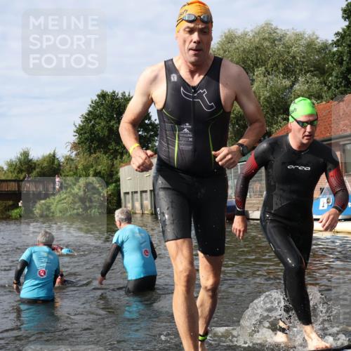 31.08.2025 - Elbe Triathlon Hamburg Luisa Fischer http://msf.ph/oto/8684668 31.08.2025 10:30:05 Schwimmen 1255, 1303, 1323 meine-sportfotos.de