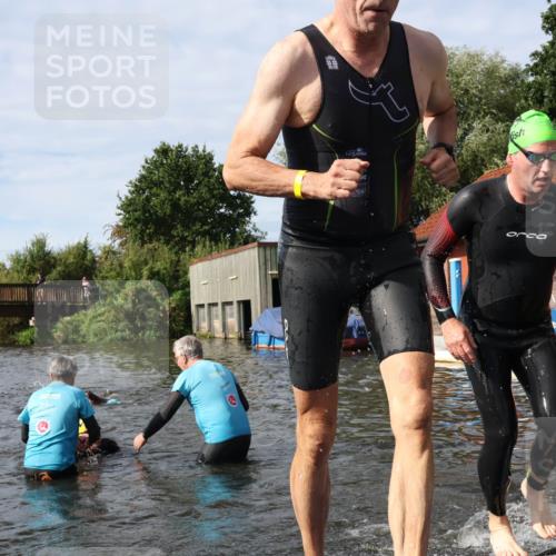 31.08.2025 - Elbe Triathlon Hamburg Luisa Fischer http://msf.ph/oto/8684669 31.08.2025 10:30:05 Schwimmen 1255, 1303, 1323 meine-sportfotos.de