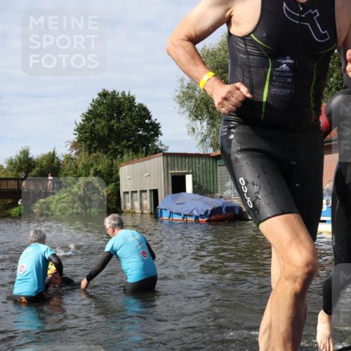 31.08.2025 - Elbe Triathlon Hamburg Luisa Fischer http://msf.ph/oto/8684671 31.08.2025 10:30:05 Schwimmen 1255, 1303, 1323 meine-sportfotos.de