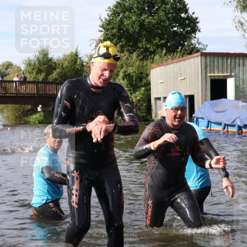 31.08.2025 - Elbe Triathlon Hamburg Luisa Fischer http://msf.ph/oto/8684687 31.08.2025 10:30:16 Schwimmen 1277, 1327 meine-sportfotos.de