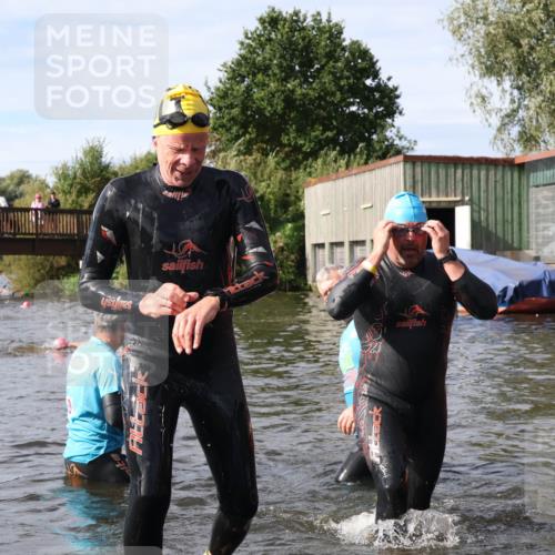 31.08.2025 - Elbe Triathlon Hamburg Luisa Fischer http://msf.ph/oto/8684690 31.08.2025 10:30:16 Schwimmen 1277, 1327 meine-sportfotos.de