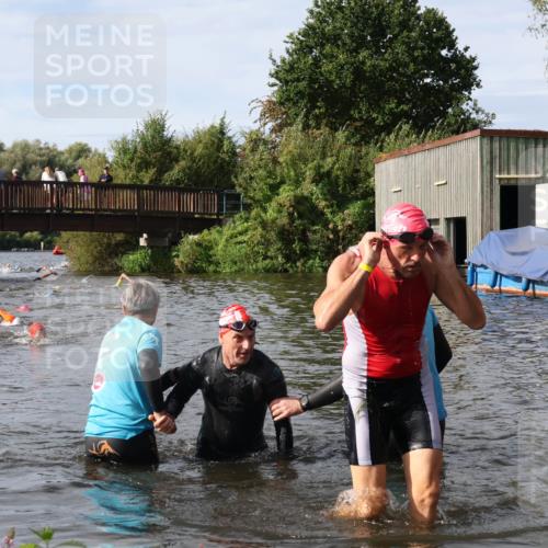 31.08.2025 - Elbe Triathlon Hamburg Luisa Fischer http://msf.ph/oto/8684700 31.08.2025 10:30:34 Schwimmen 1283, 1329 meine-sportfotos.de