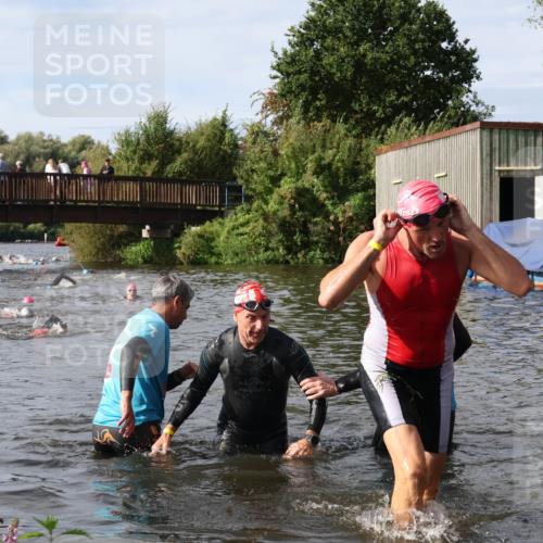 31.08.2025 - Elbe Triathlon Hamburg Luisa Fischer http://msf.ph/oto/8684702 31.08.2025 10:30:34 Schwimmen 1283, 1329 meine-sportfotos.de