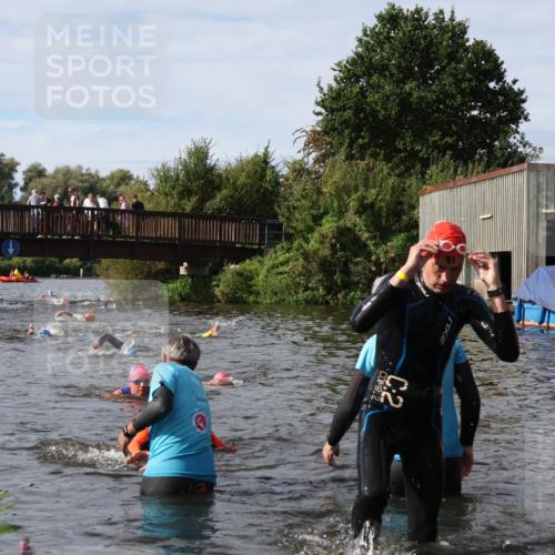 31.08.2025 - Elbe Triathlon Hamburg Luisa Fischer http://msf.ph/oto/8684731 31.08.2025 10:30:49 Schwimmen 1321, 1326 meine-sportfotos.de