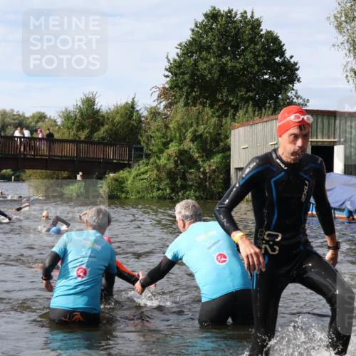 31.08.2025 - Elbe Triathlon Hamburg Luisa Fischer http://msf.ph/oto/8684736 31.08.2025 10:30:50 Schwimmen 1306, 1321, 1326 meine-sportfotos.de