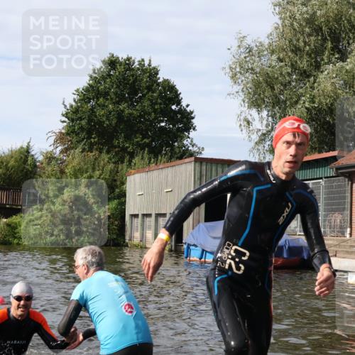 31.08.2025 - Elbe Triathlon Hamburg Luisa Fischer http://msf.ph/oto/8684740 31.08.2025 10:30:51 Schwimmen 1306, 1321, 1326 meine-sportfotos.de