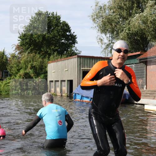 31.08.2025 - Elbe Triathlon Hamburg Luisa Fischer http://msf.ph/oto/8684752 31.08.2025 10:30:55 Schwimmen 1280, 1306, 1321, 1326 meine-sportfotos.de