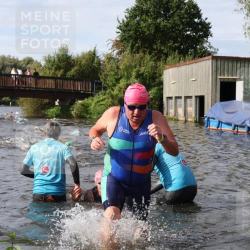 31.08.2025 - Elbe Triathlon Hamburg Luisa Fischer http://msf.ph/oto/8684756 31.08.2025 10:30:59 Schwimmen 1280, 1306, 1321 meine-sportfotos.de