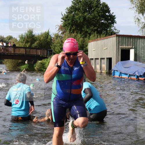 31.08.2025 - Elbe Triathlon Hamburg Luisa Fischer http://msf.ph/oto/8684757 31.08.2025 10:30:59 Schwimmen 1280, 1306, 1321 meine-sportfotos.de