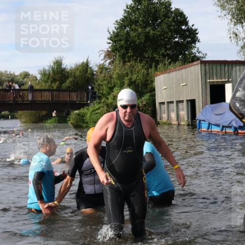 31.08.2025 - Elbe Triathlon Hamburg Luisa Fischer http://msf.ph/oto/8684881 31.08.2025 10:32:03 Schwimmen 1266, 1299, 1305, 1311 meine-sportfotos.de