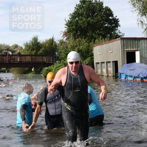 31.08.2025 - Elbe Triathlon Hamburg Luisa Fischer http://msf.ph/oto/8684883 31.08.2025 10:32:03 Schwimmen 1266, 1299, 1305, 1311 meine-sportfotos.de