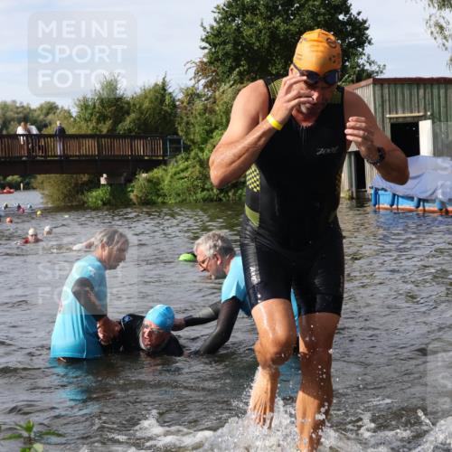31.08.2025 - Elbe Triathlon Hamburg Luisa Fischer http://msf.ph/oto/8684917 31.08.2025 10:32:16 Schwimmen 1256, 1302, 1337 meine-sportfotos.de