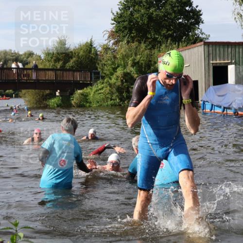 31.08.2025 - Elbe Triathlon Hamburg Luisa Fischer http://msf.ph/oto/8684948 31.08.2025 10:32:32 Schwimmen 1263, 1319, 1335 meine-sportfotos.de