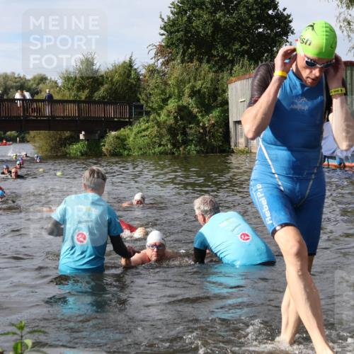 31.08.2025 - Elbe Triathlon Hamburg Luisa Fischer http://msf.ph/oto/8684951 31.08.2025 10:32:32 Schwimmen 1263, 1319, 1335 meine-sportfotos.de