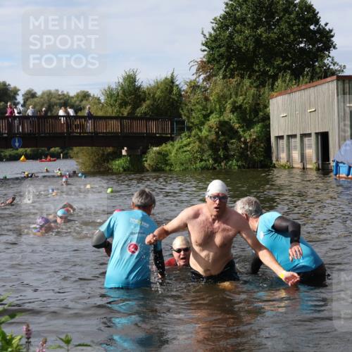 31.08.2025 - Elbe Triathlon Hamburg Luisa Fischer http://msf.ph/oto/8684958 31.08.2025 10:32:35 Schwimmen 1263, 1319, 1335 meine-sportfotos.de