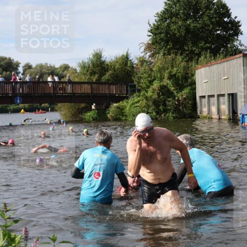 31.08.2025 - Elbe Triathlon Hamburg Luisa Fischer http://msf.ph/oto/8684964 31.08.2025 10:32:36 Schwimmen 1263, 1319, 1335 meine-sportfotos.de